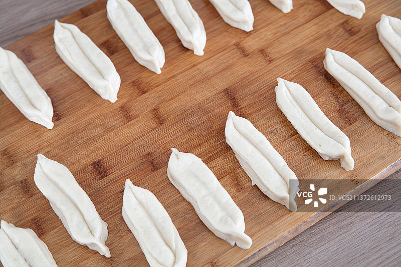 把制作好等待炸的油条摆好图片素材