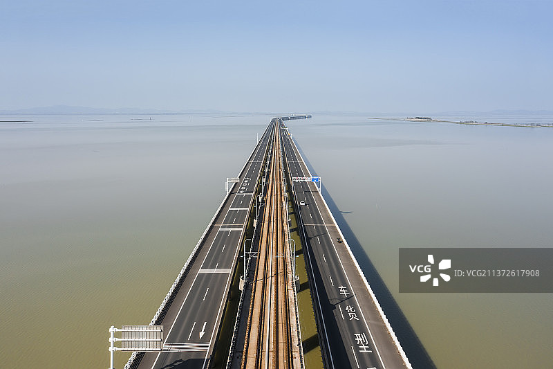 开往春天的地铁图片素材