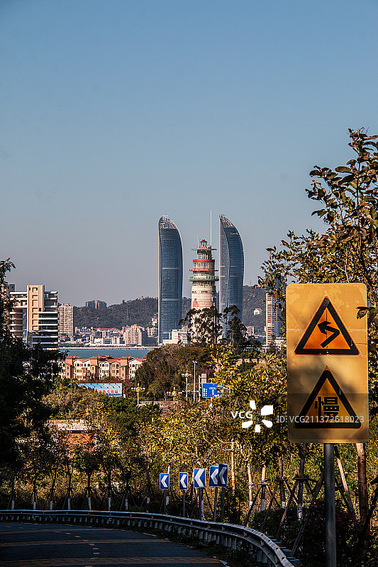 远眺双子塔图片素材