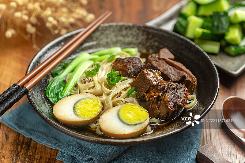 一碗排骨卤蛋面摆放在木桌面上图片素材