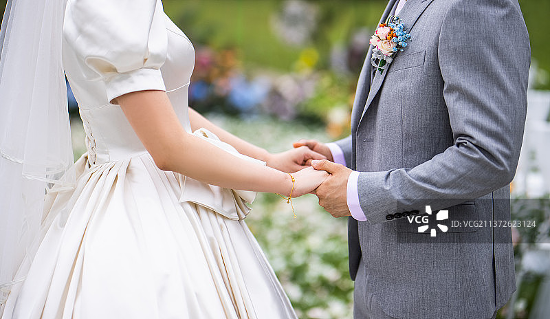 婚礼上新郎拉着新娘的手图片素材