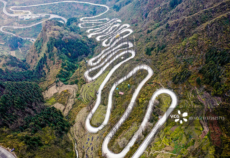 贵州晴隆二十四道拐蜿蜒盘旋的盘山公路图片素材