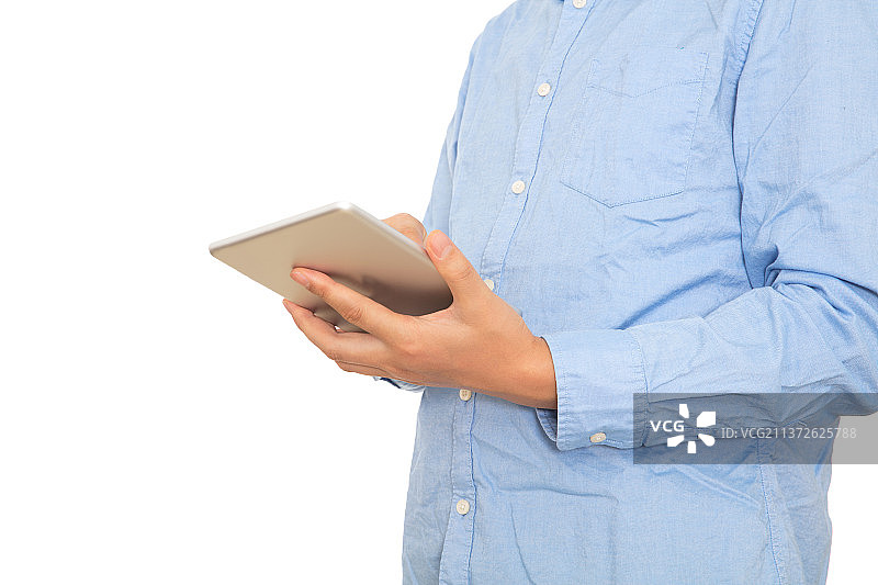 穿着衬衣的男士手拿iPad平板图片素材