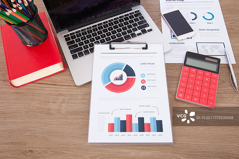 办公桌上的各种办公物品图片素材