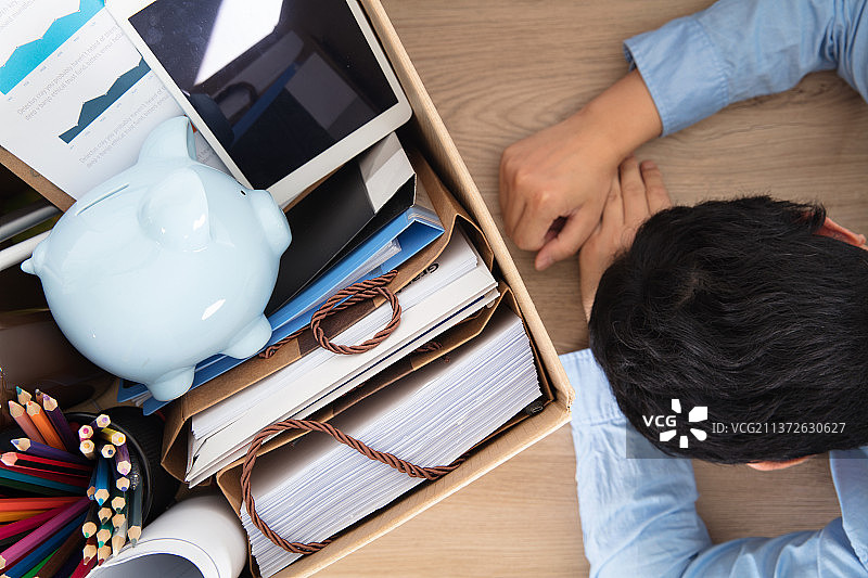 被裁员后忧伤的员工图片素材