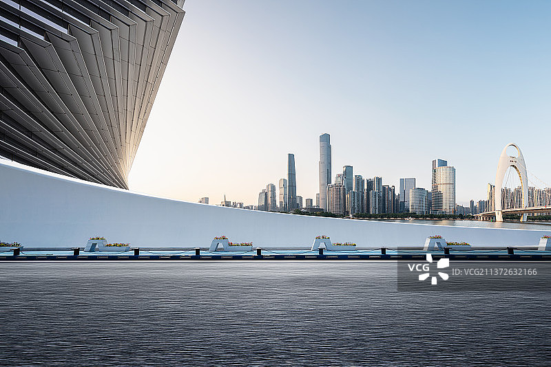 城市现代建筑外立面与路面图片素材