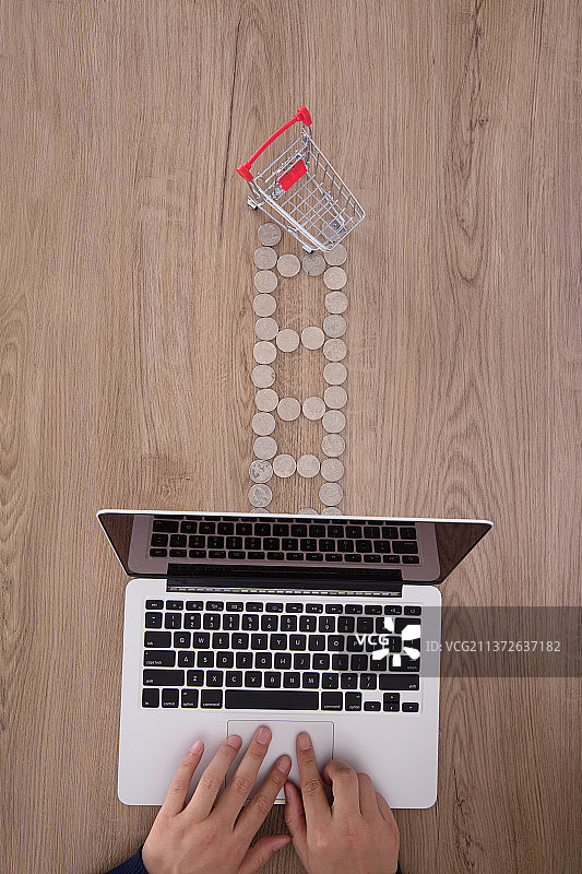 操作电脑花钱图片素材