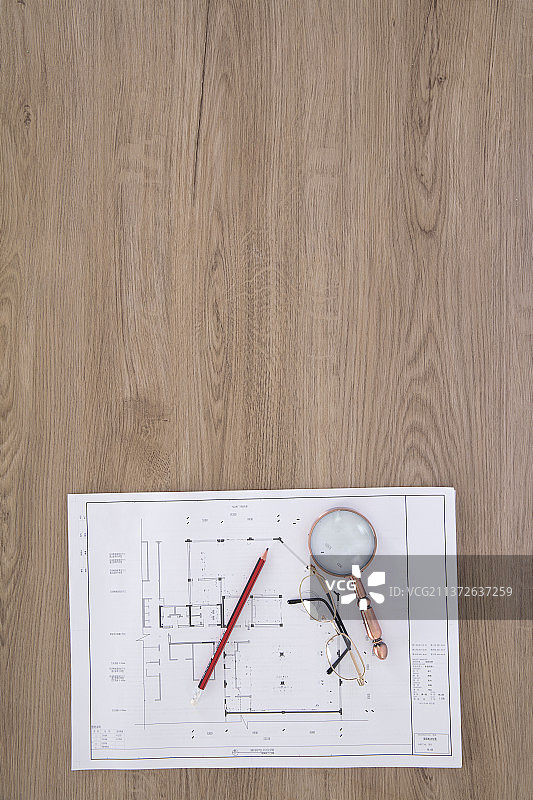 桌子上的图纸和查看的工具图片素材