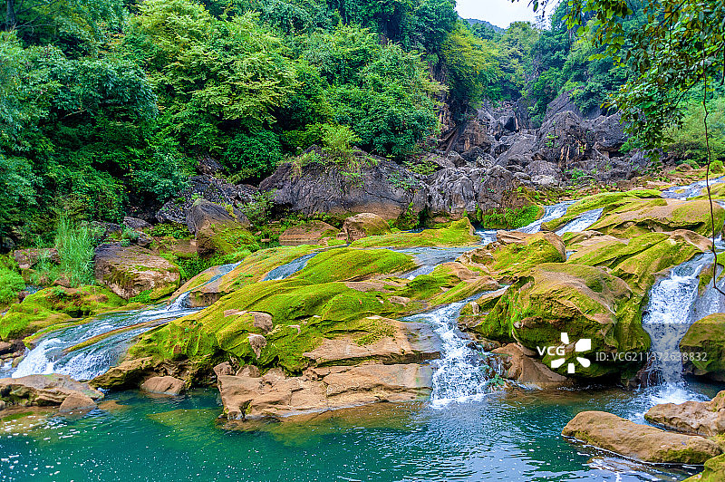 中国贵州安顺天星桥景区银链坠潭瀑布图片素材