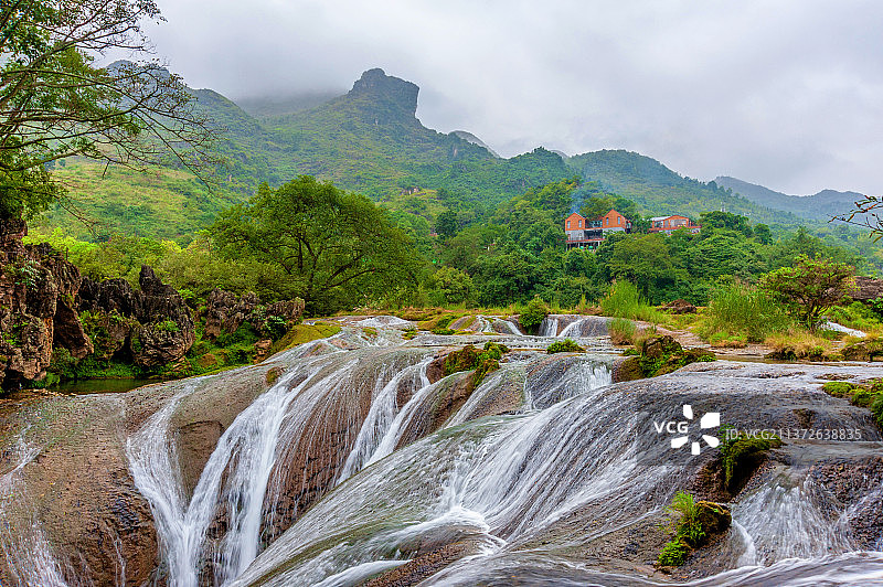 中国贵州安顺天星桥景区银链坠潭瀑布图片素材