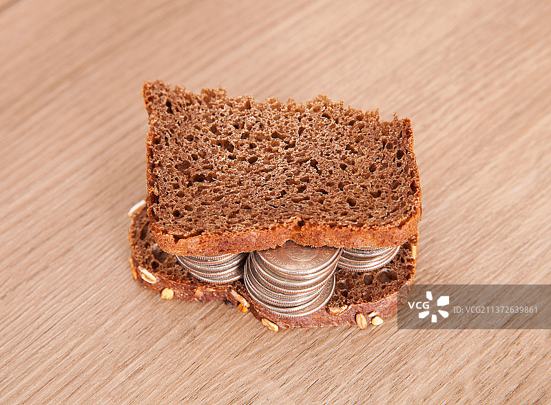 两片黑面包之间夹着硬币图片素材