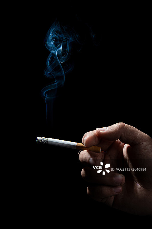 手拿香烟抽烟特写图片素材