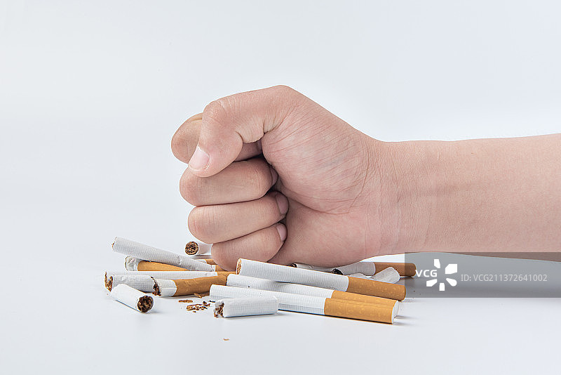 拳头砸向香烟，戒烟无烟日图片素材