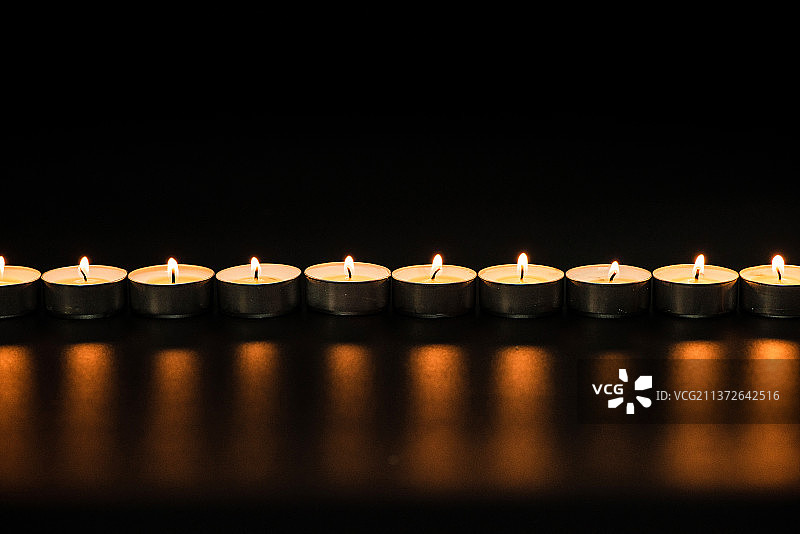 点燃的一排蜡烛祈福祝愿图片素材