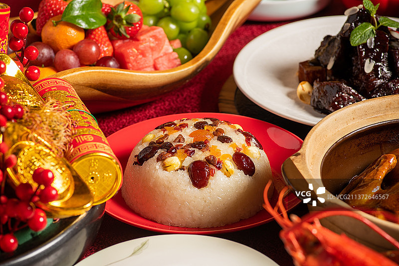 春节年夜饭上的八宝饭图片素材