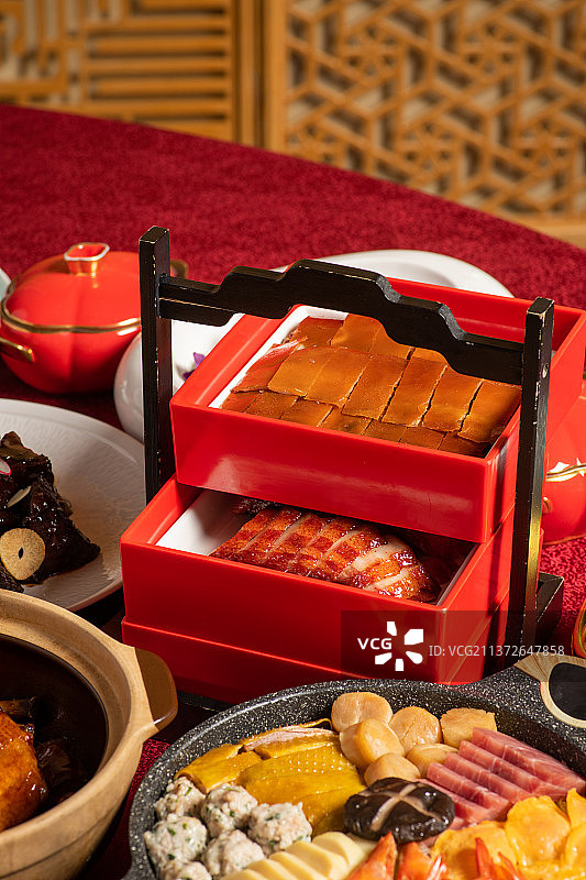 年夜饭上的烤乳猪和叉烧图片素材
