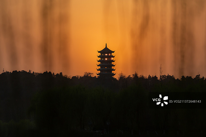 春天的夕阳落日和高塔图片素材