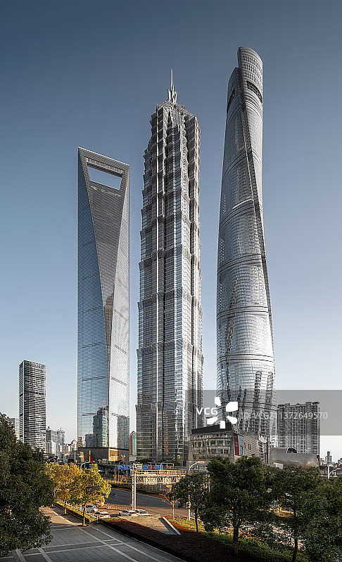 侧光下的陆家嘴三件套图片素材