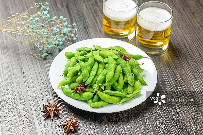 夏季美食啤酒毛豆角特写木桌面图片素材