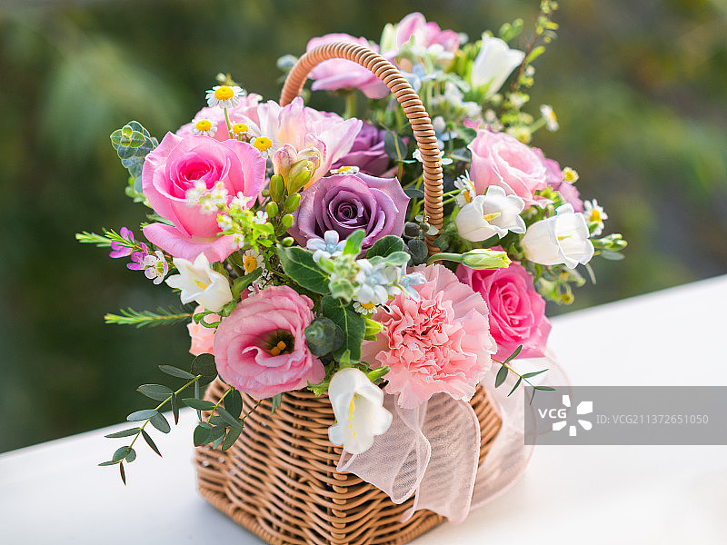 春天康乃馨洋桔梗马蹄莲风铃草五彩缤纷美丽花束图片素材