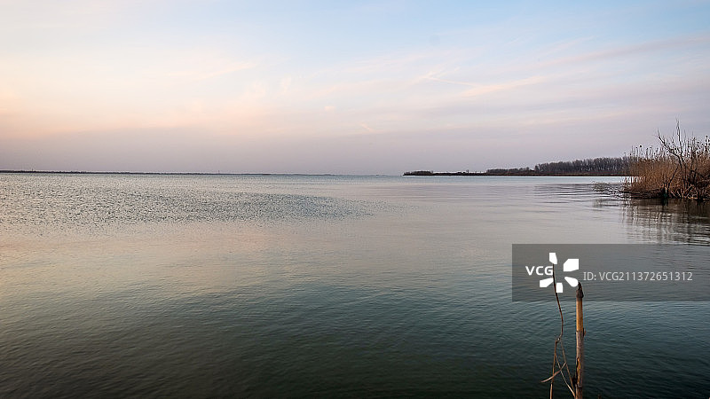 傍晚中的扬州江都邵伯湖风光图片素材