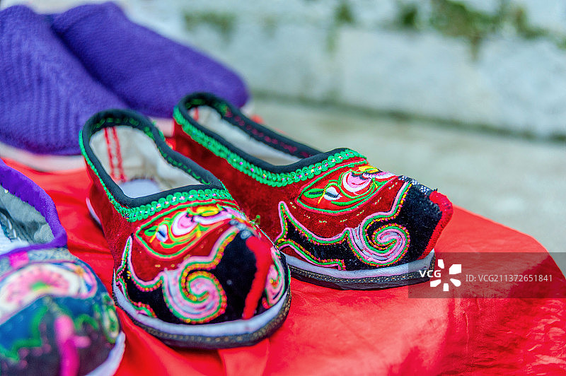 中国贵州安顺天龙屯堡民族装束凤阳汉装的绣花鞋图片素材