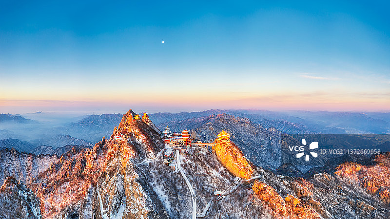 河南洛阳栾川老君山金顶道观群金殿冬季雪景日出航拍图片素材