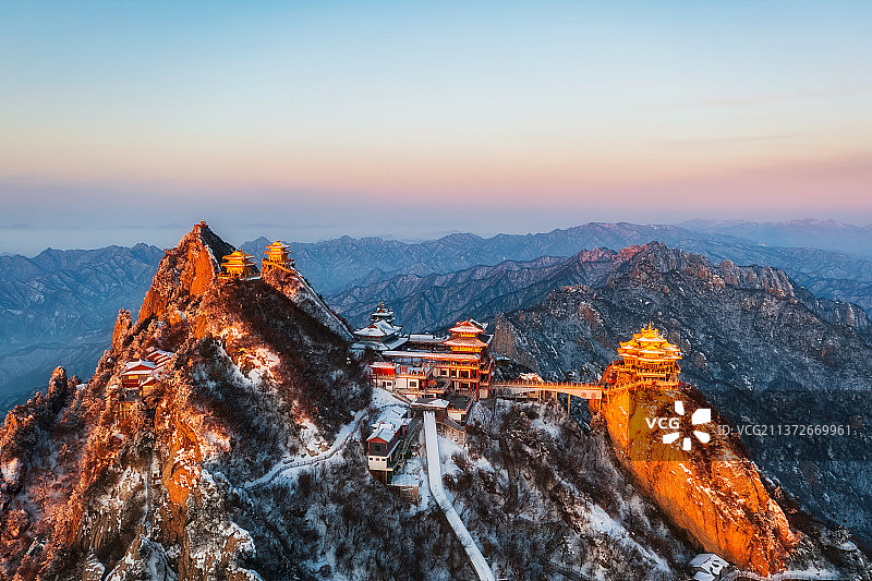 河南洛阳栾川老君山金顶道观群金殿冬季雪景日出航拍图片素材