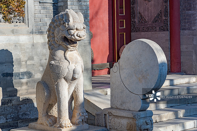 北京胡同四合院广亮门前的石狮和抱鼓石图片素材