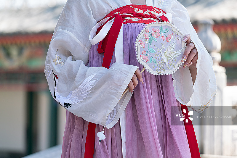 手持扇子穿着汉服的女孩局部图片素材