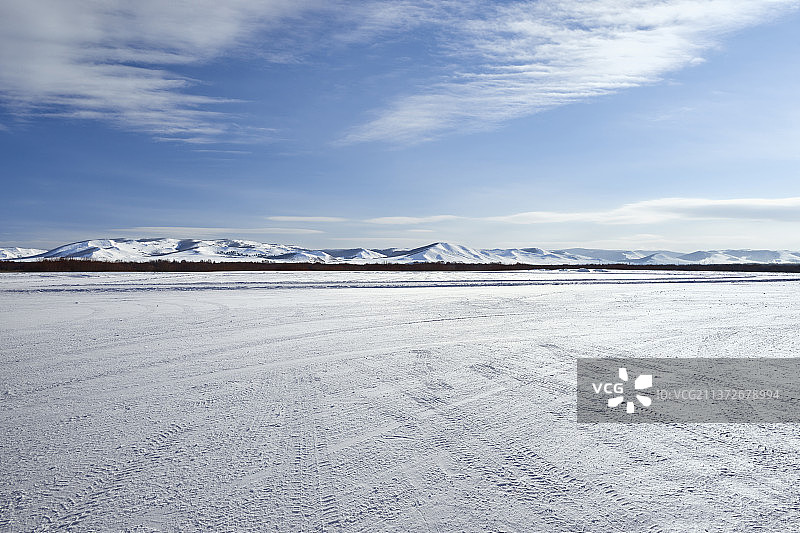 雪山云景冰雪地面雪地轮胎印图片素材