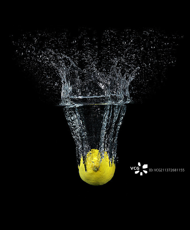 水中柠檬图片素材