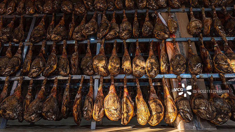整齐呈列的特色美食宣威火腿图片素材