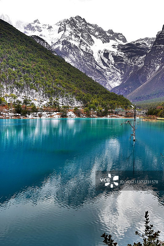 雪山蓝湖，丽江蓝月谷图片素材