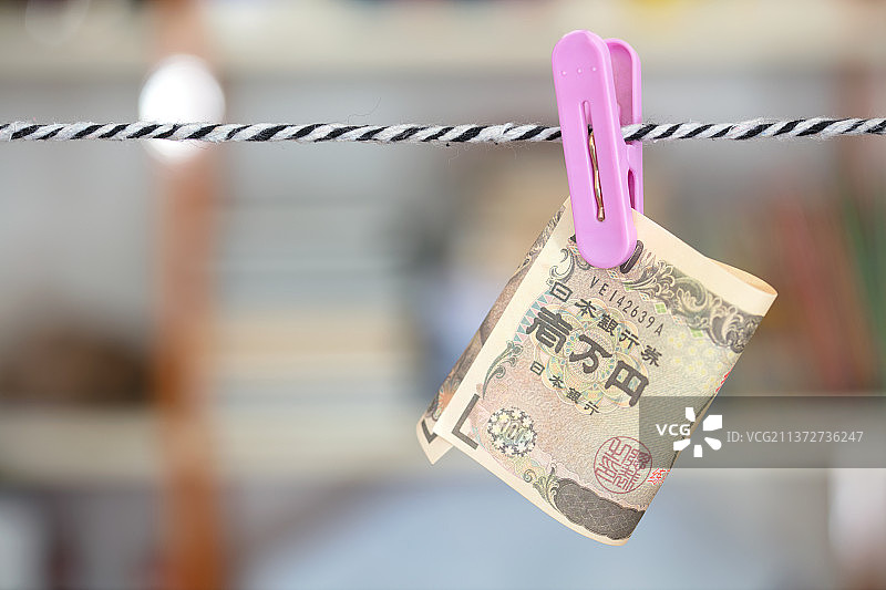 被夹住挂起来的日元钞票图片素材