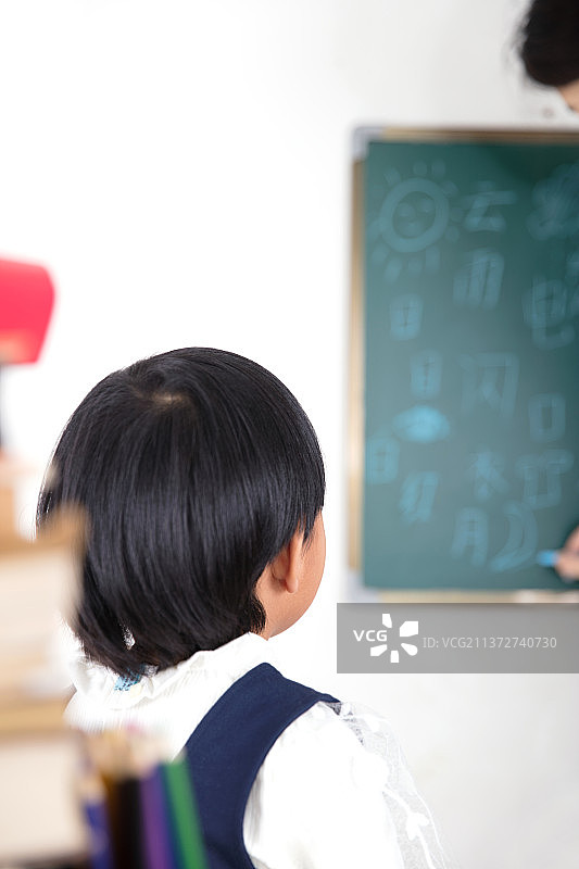 上课中的孩童图片素材
