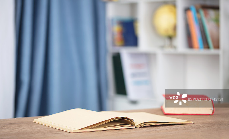 桌子上翻开的笔记本图片素材