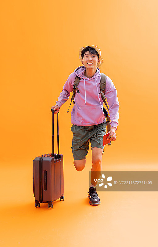 快乐的年轻男性旅行图片素材