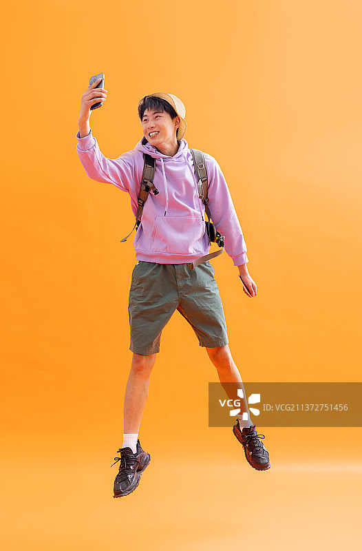 快乐的年轻男性旅行图片素材