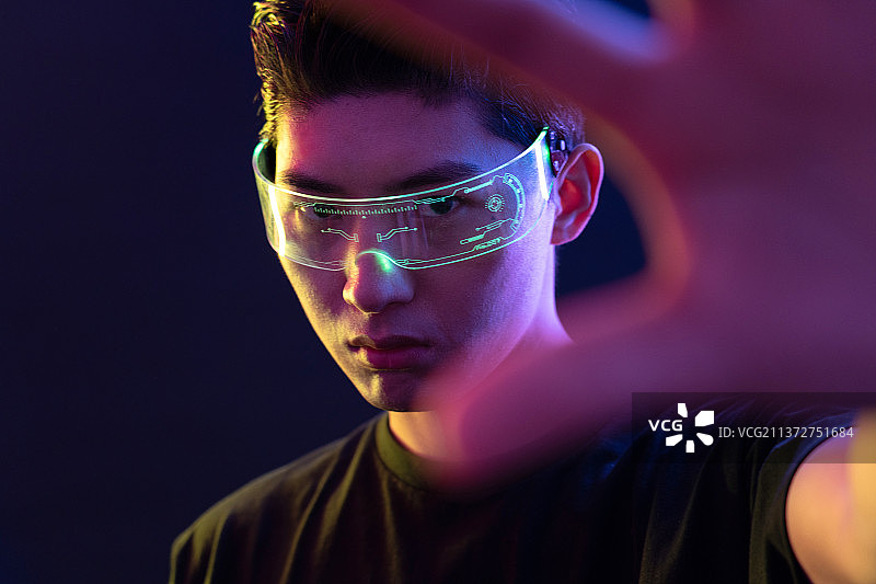 元宇宙青年男性图片素材