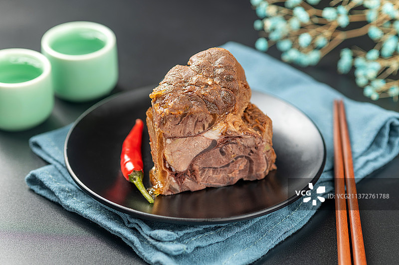 一盘酱牛肉特写凉菜家常菜黑色背景图片素材