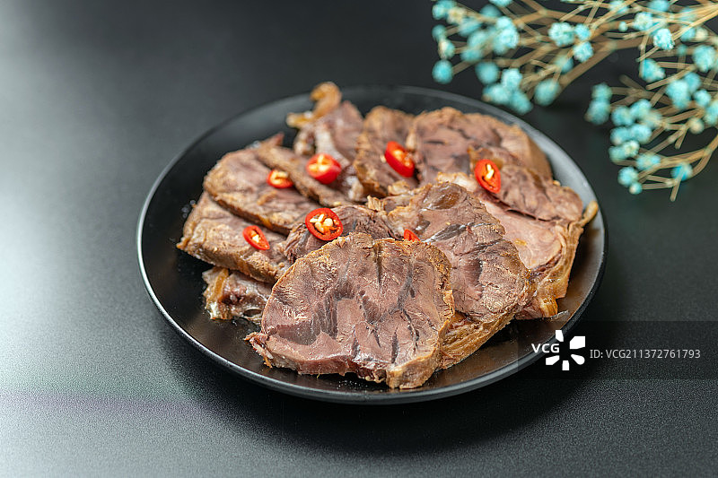 一盘酱牛肉特写凉菜家常菜黑色背景图片素材