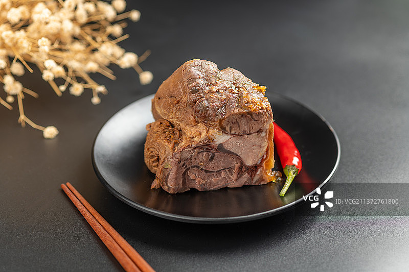 一盘酱牛肉特写凉菜家常菜黑色背景图片素材