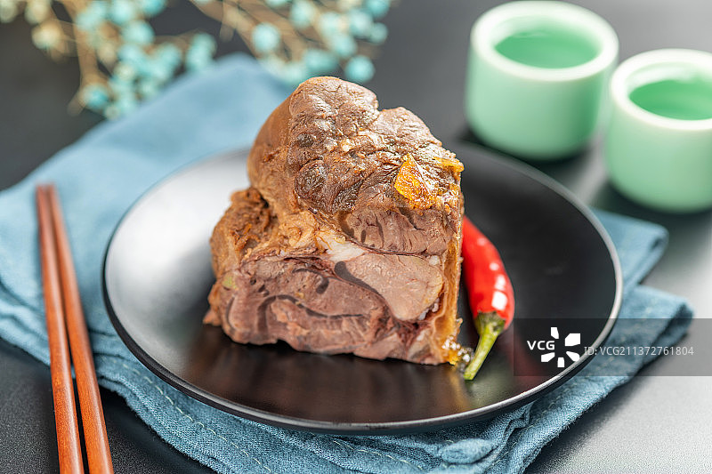 一盘酱牛肉特写凉菜家常菜黑色背景图片素材