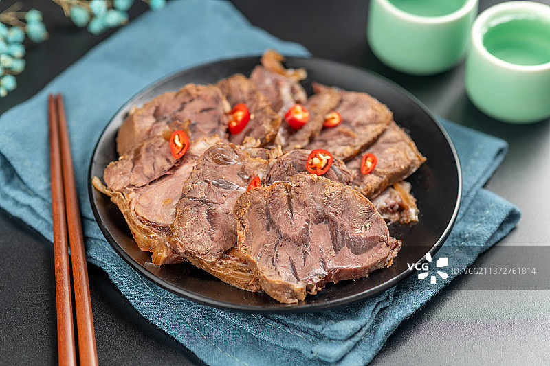 一盘酱牛肉特写凉菜家常菜黑色背景图片素材