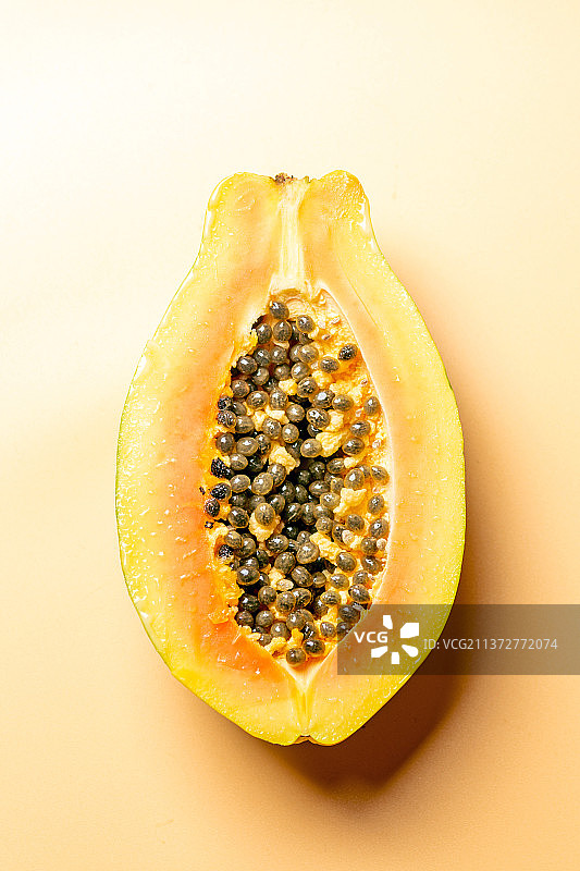 保健水果木瓜特写黄色莫兰迪色系背景图片素材