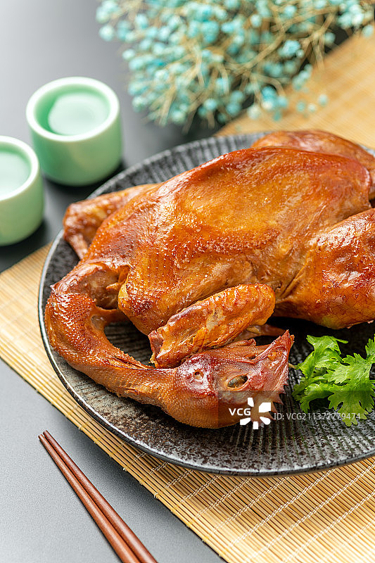 美食烧鸡特写黑色背景图片素材