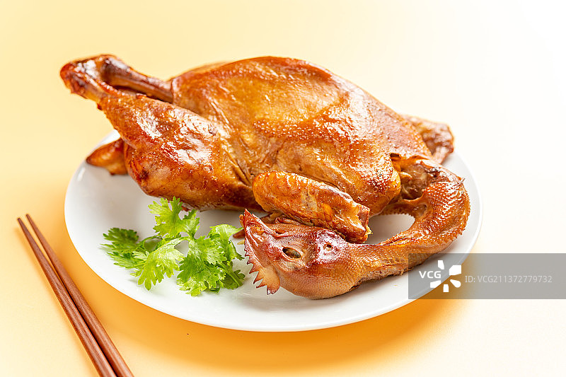 美食烧鸡特写黄色背景图片素材