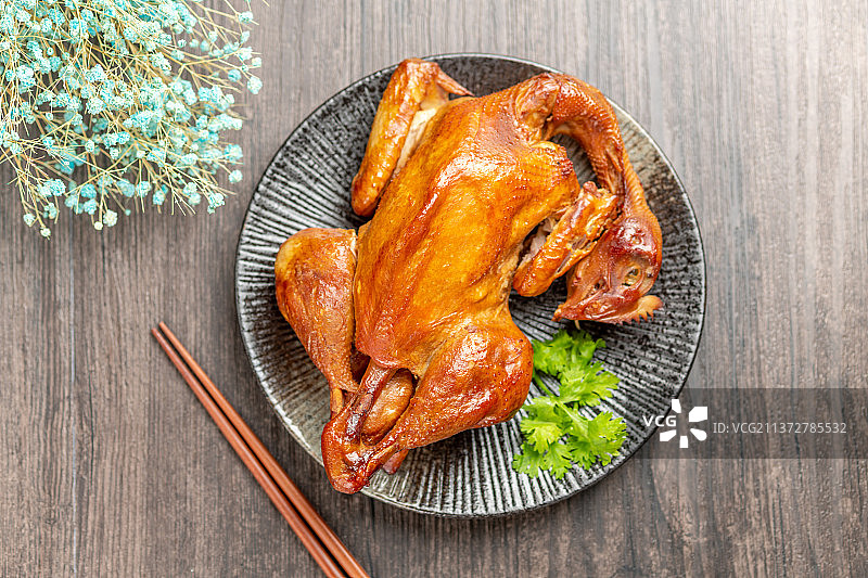 美食烧鸡特写木桌面背景图片素材