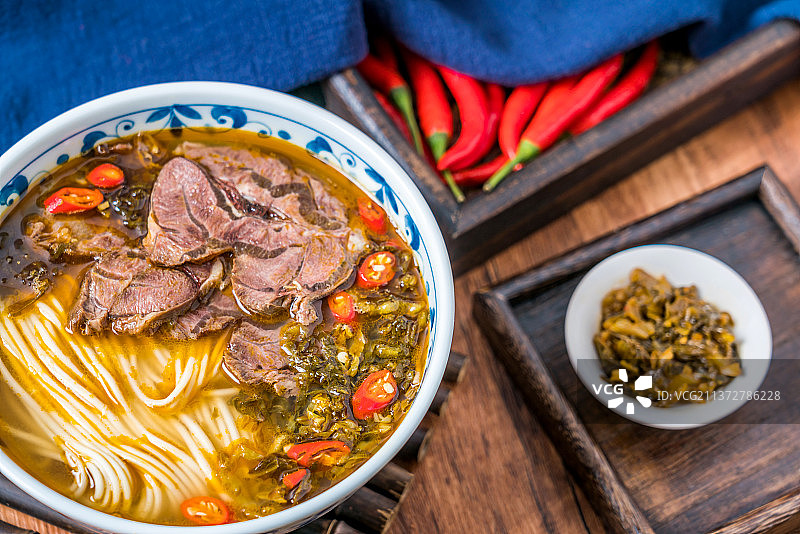 放在木桌上的老坛酸菜牛肉面图片素材